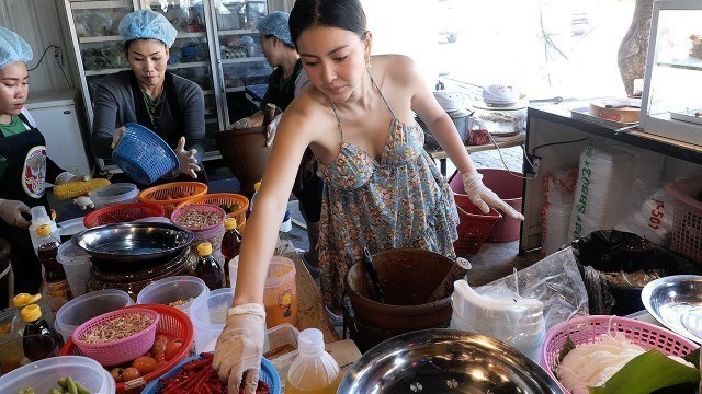 'The process of making food for beautiful women in thailand - thai street food'