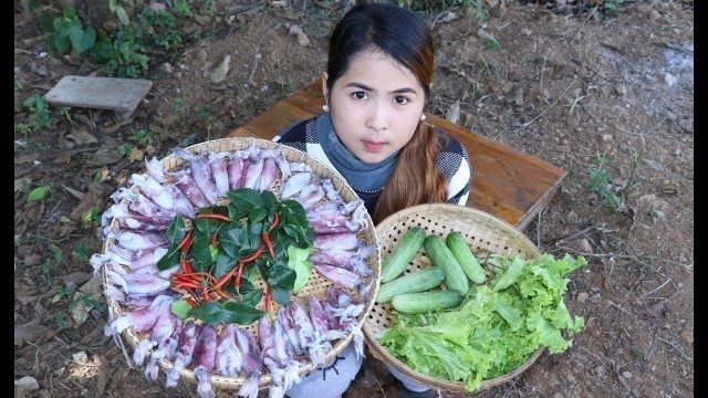 'Awesome Cooking Squid With Kaffir Lime Leaves & Vegatables - Cook Squids - Village Food Factory'