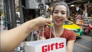 'I GAVE The Roti lady some GIFTS !! - Thai street food'
