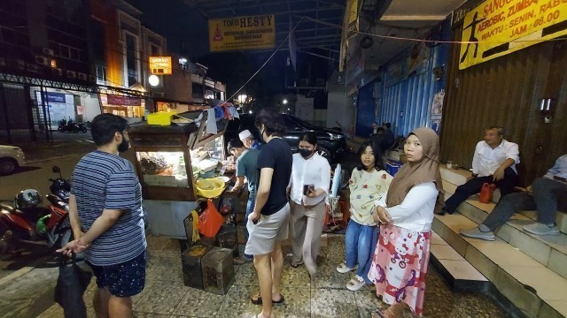 'ANTRINYA GOKIL BISA 30 MENIT !! NASI GORENG PORTUGAL - PORSI TUKANG GALI !! INDONESIAN STREET FOOD'