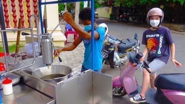 'Yummy Churro Cake On The Street - Cambodian Street Food'