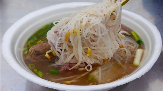 'Street Food Tour, Popular Cambodian Street Food, Hot Beef Nodles For My Breakfast'