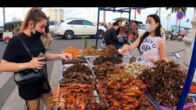 'Best Cambodian street food - Walking tour tasting Delicious exotic food at Royal Palace'