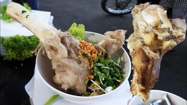 'Cambodian street food, beef bone soup for $4 a bowl @ Ta Khmao riverside park, Khmer food tour'