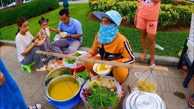 'Delicious Khmer Noodles, Exotic Food, Meatballs @ Riverside Phnom Penh - Cambodian street food'