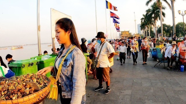 'Happy New Year 2022 ! Walking at Riverside Phnom Penh, Cambodian Street Food Tour'