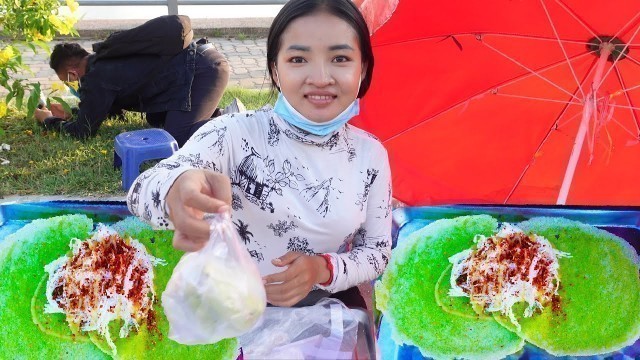 'Beautiful Girl Helps Her Mom Selling Khmer Popular Cake - Cambodian Street food'