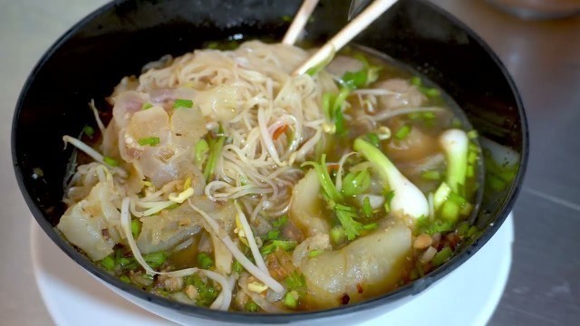 'Cambodian street food, yummy noodle soup @ Factory Market in Takhmao, Khmer street food'