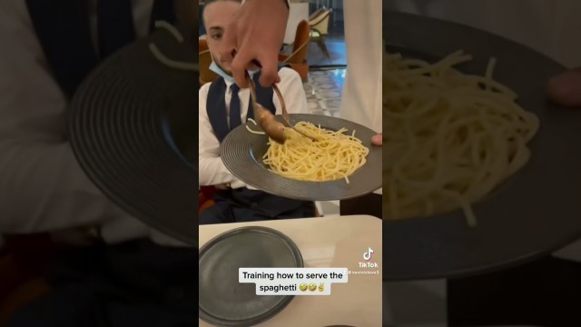 'How to serve the spaghetti with fork and spoon. 