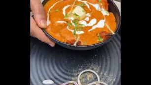 'Butter Chicken Gravy Momos