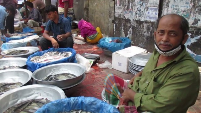 'Amazing Magur Fish Cutting Skills Bangladeshi Catfish Cutting In  the Fish Market Food Cart'