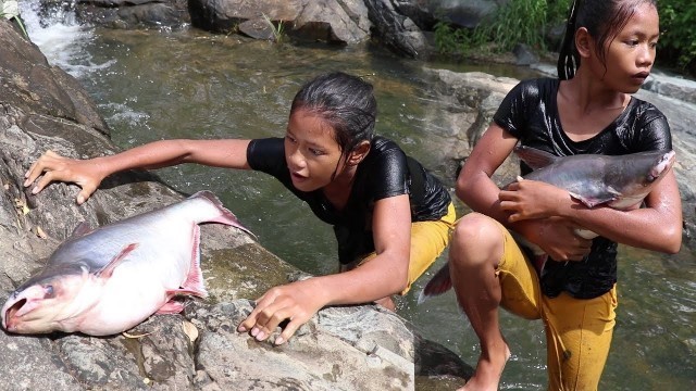 'Girl catch big fish 6kg by hand in water flow for food - Cook 6 kg big fish for eat delicious # 21'