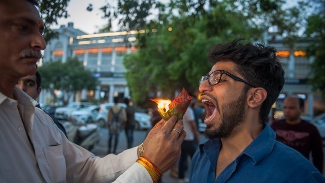 'New Delhi Street Food Stall Serves Snacks On Fire'