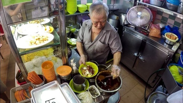 'Singapore Street Food. Cooking Fried Noodles in Golden Mile Hawker Centre'