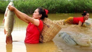 'Food makes a living : Woman catches big fish in the middle of an island in the river'