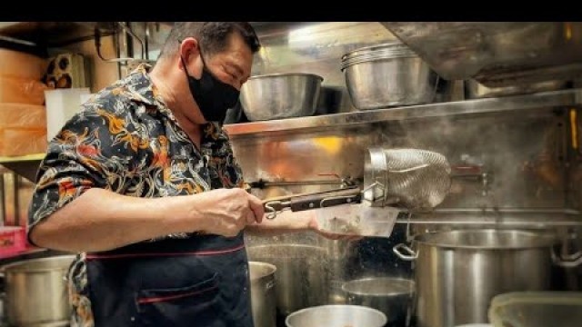 'SINGAPORE HAWKER CENTRE TOUR - TECK GHEE COURT MARKET BREAKFAST CROWD'