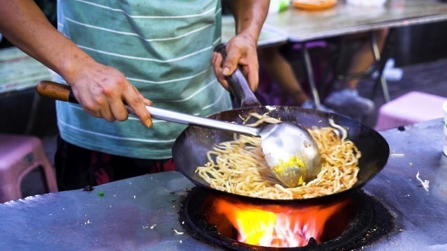 'Chinese Street Food -Fried rice with eggs .Fried Pork in Scoop，the egg fills the cake'