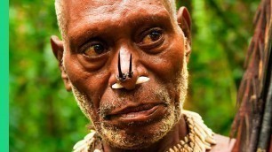 'Eating with the World’s Most Isolated Tribe!!! The Tree People of Papua, Indonesia!!'