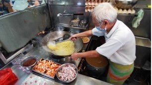 'SINGAPORE HAWKER FOOD | Tiong Bahru Fried Hokkien Mee (益生) | ABC Brickworks Food Centre'