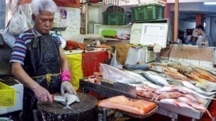 'Great Exotic Fish Cutting in Chinatown Wet Market. Singapore Street Food'