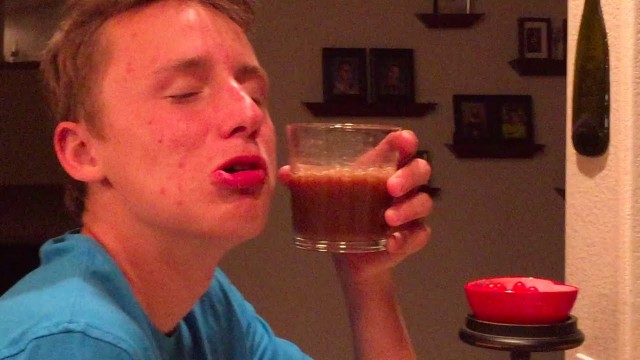 'SMOOTHIE CHALLENGE! (LEGIT FOOD REVIEW #2) (VOMIT WARNING)'