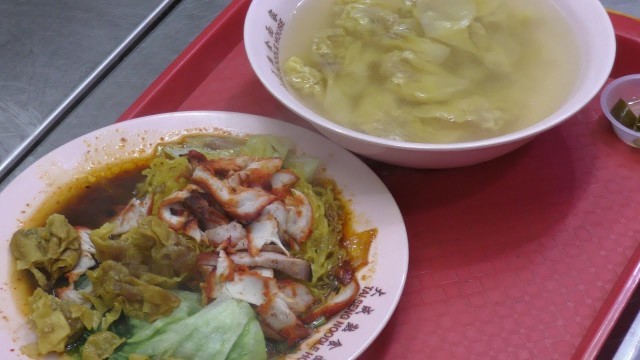 'Singapore Street Food. Cooking Hand Made Noodles in Amoy Hawker Centre'