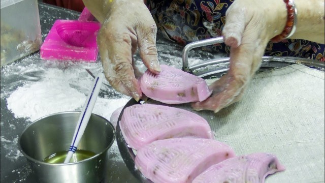 'Preparing Glutinous Kueh and More Sweet Cakes. Singapore Street Food'