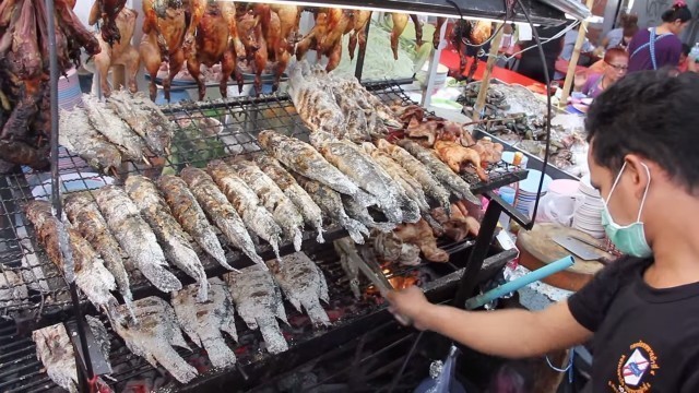 'Thai Street Food - Pla Pao (Roasted Fish) at Central World Street Food Stalls in Bangkok!'