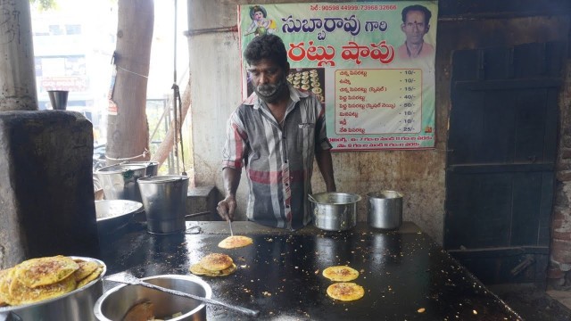 'Kakinada Legacy CHITTI PESARATTU | 50 Years OLD - Subbarao Gari PESARATTU | Food Monks'