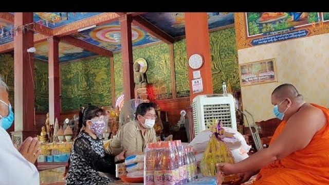 'Khmer Americans Donate Food and Money to Monks at Wat Chhouk Va'