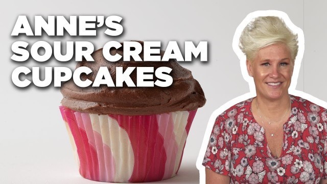 'Anne Burrell\'s Sour Cream Cupcakes | Secrets of a Restaurant Chef | Food Network'